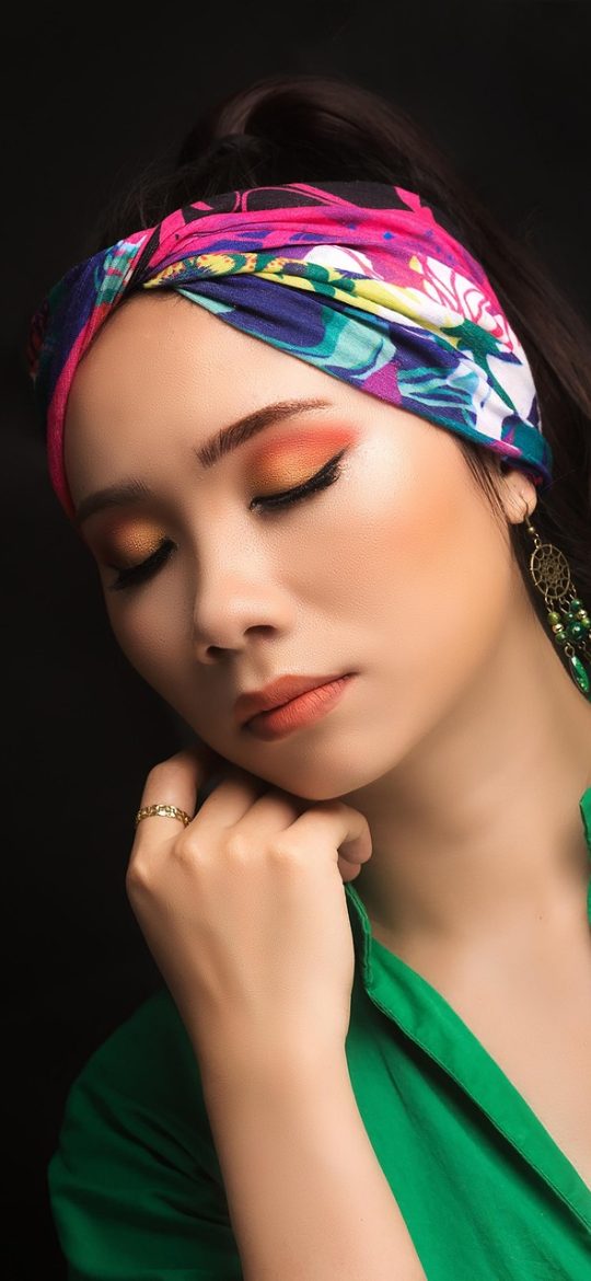 热血传奇私服 App 版本筛选界面，顶部一排可勾选的胶囊标签写着一点七六、合击、单职业等版本名称，下方是过滤后的列表